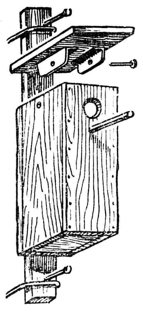 Как установить скворечник. Крепление скворечника снизу на столб. Скворечник для птиц. Крепление для скворечника. Крепление скворечника на шесте.