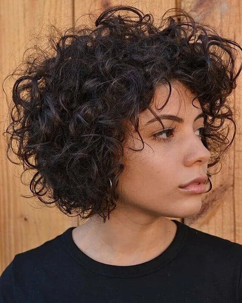 Short curly. Керли Боб. Curly Bob модель. Боб кудри. Боб-каре на средние волосы для кудрявых волос.