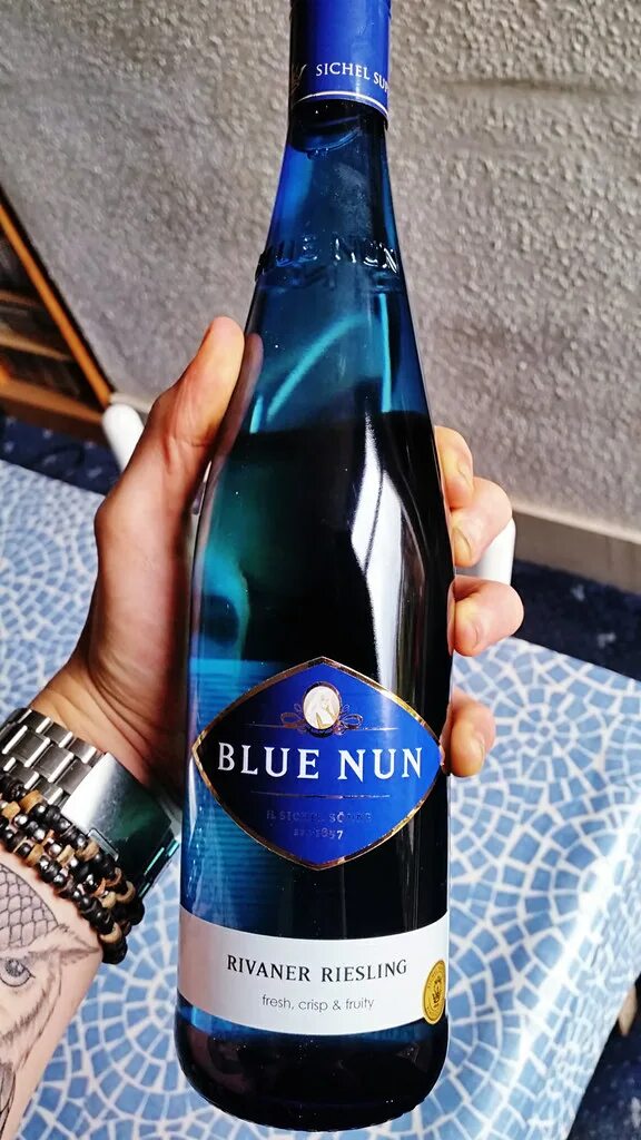 Рислинг Blue nun. Blue nun Riesling вино. Blue nun вино белое. Rivaner Blue nun. Голубое вино купить