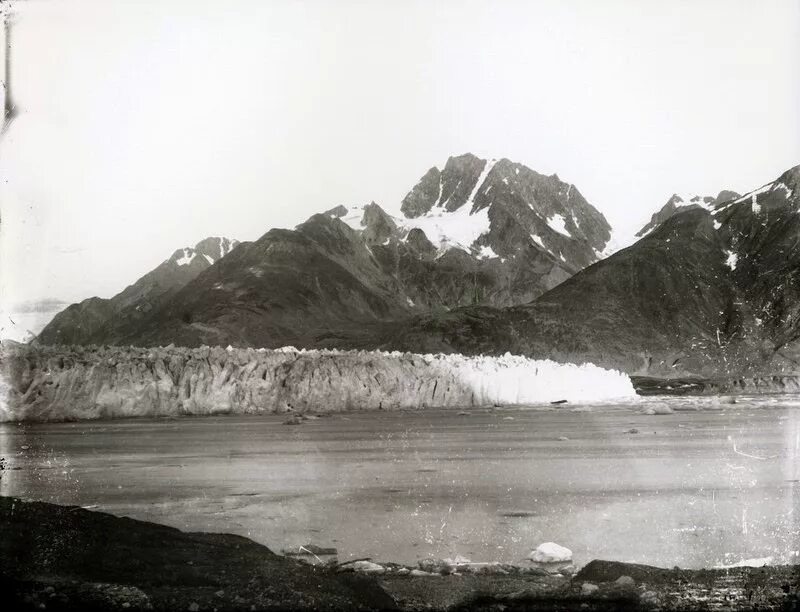 Аляска раньше. Новоархангельск Аляска 19 век. Alaskan Muir Glacier and Inlet. Ледник 19 век. Ледник Муир.