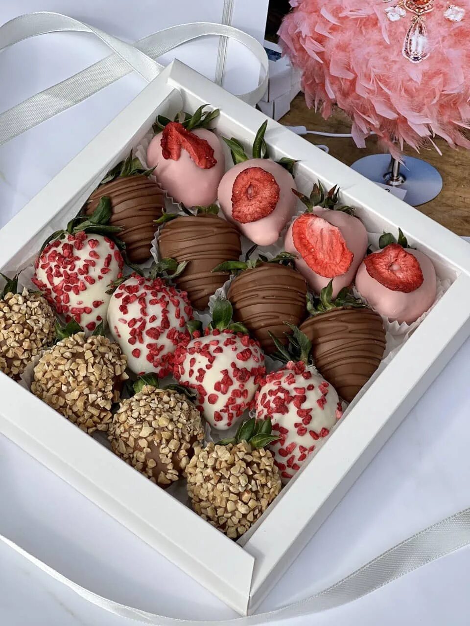 Клубника в шоколаде набор. Клубника в шоколаде chocoberry. Strawberries dipped in milk. Набор из клубники в шоколаде. Букет клубника в шоколаде.