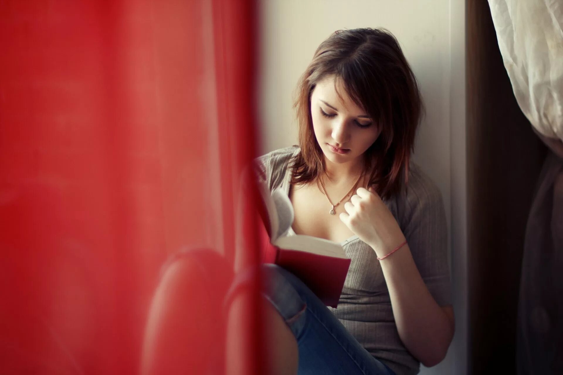Рассказы стеснительная. Девушка с книгой. Портрет у окна. Скромная женщина. Девушка в Красном у окна.
