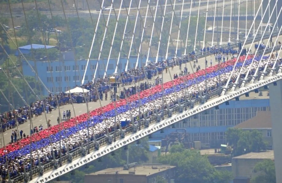 Живой флаг Владивосток. Рекорд Гиннесса Владивосток флаг. Живой флаг Владивосток флешмоб. Самый большой флаг России Владивосток. День россии владивосток