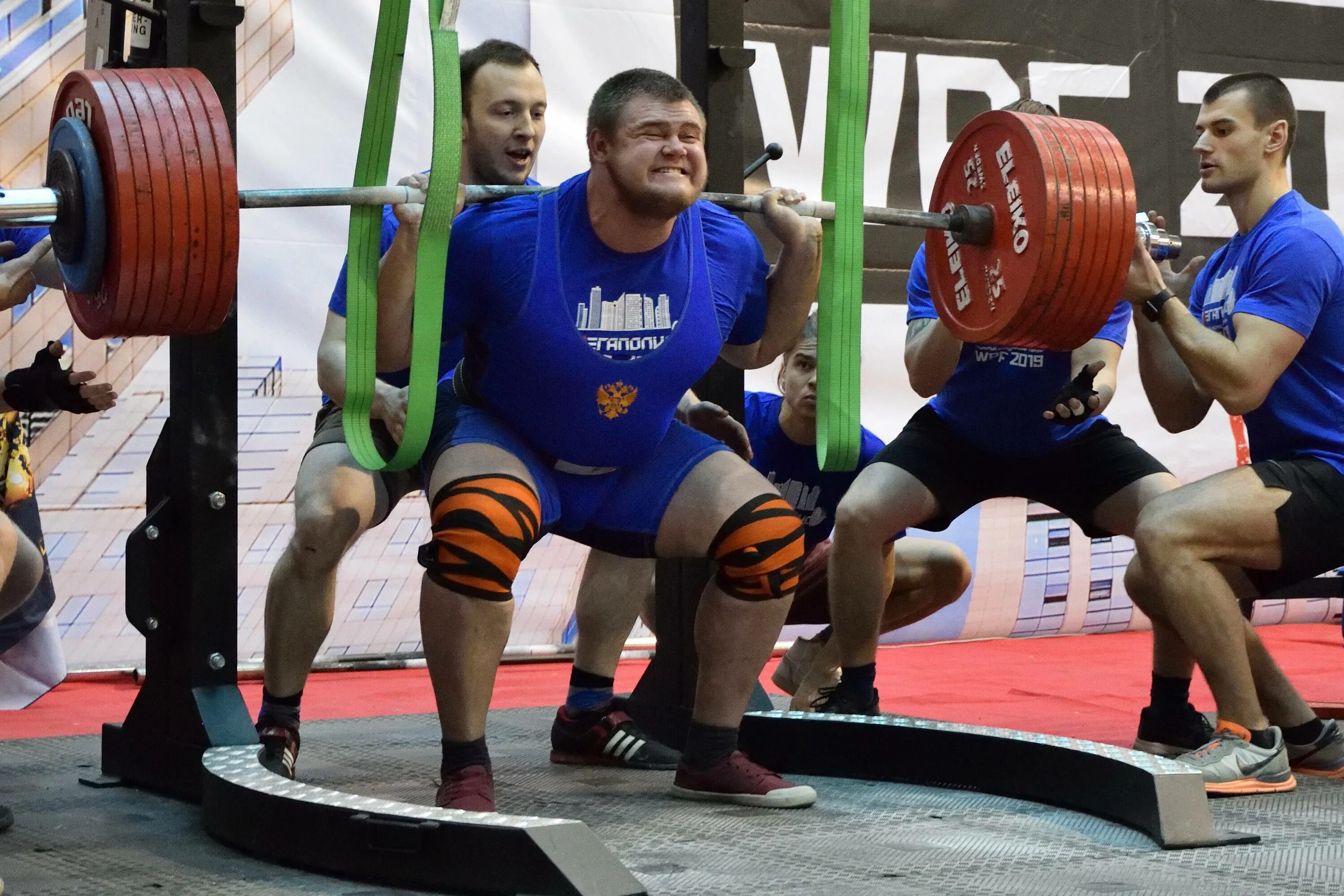 Приседания со штангой пауэрлифтинг. Присед пауэрлифтинг. Присед пауэрлифтинг. Лифтерский присед. Жим штанги в приседе.