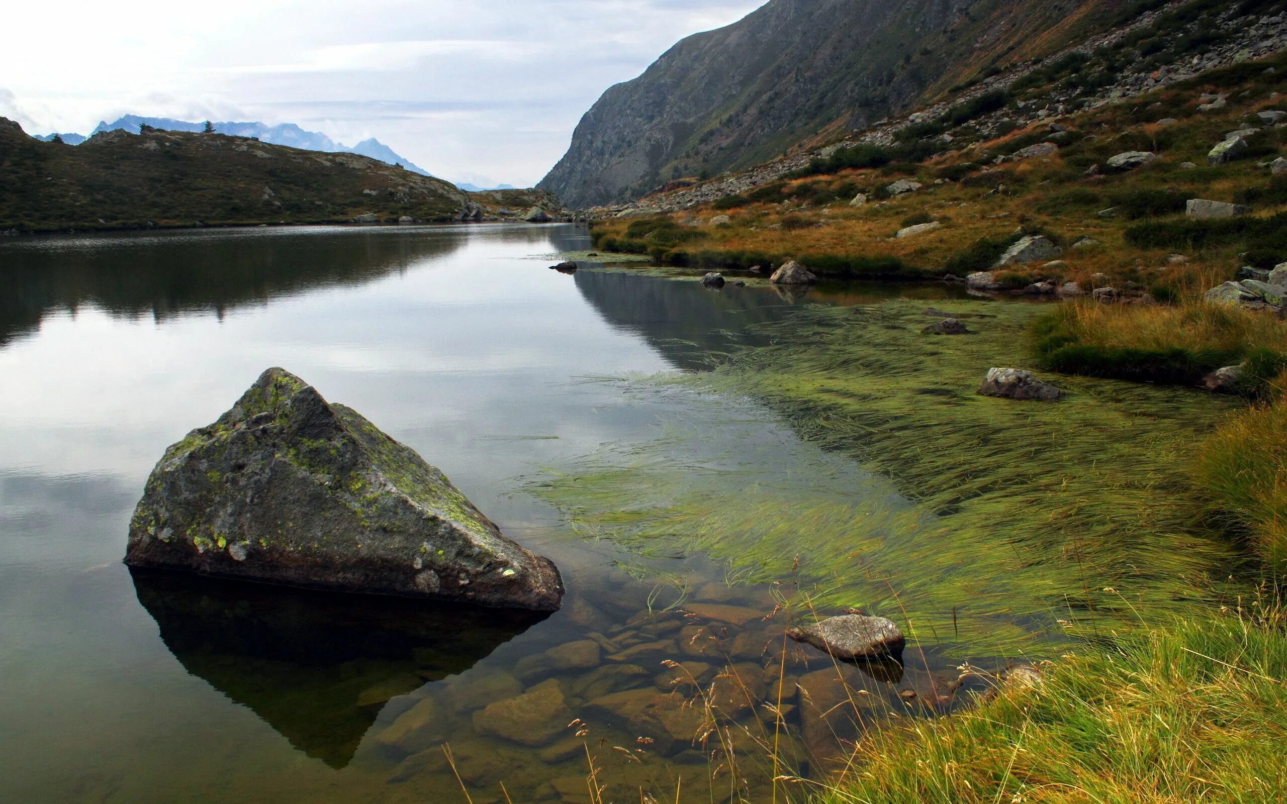 Озеро без воды горы без камня. Каменное озеро. Камни озеро горы. Камни в реке. Каменный берег реки.