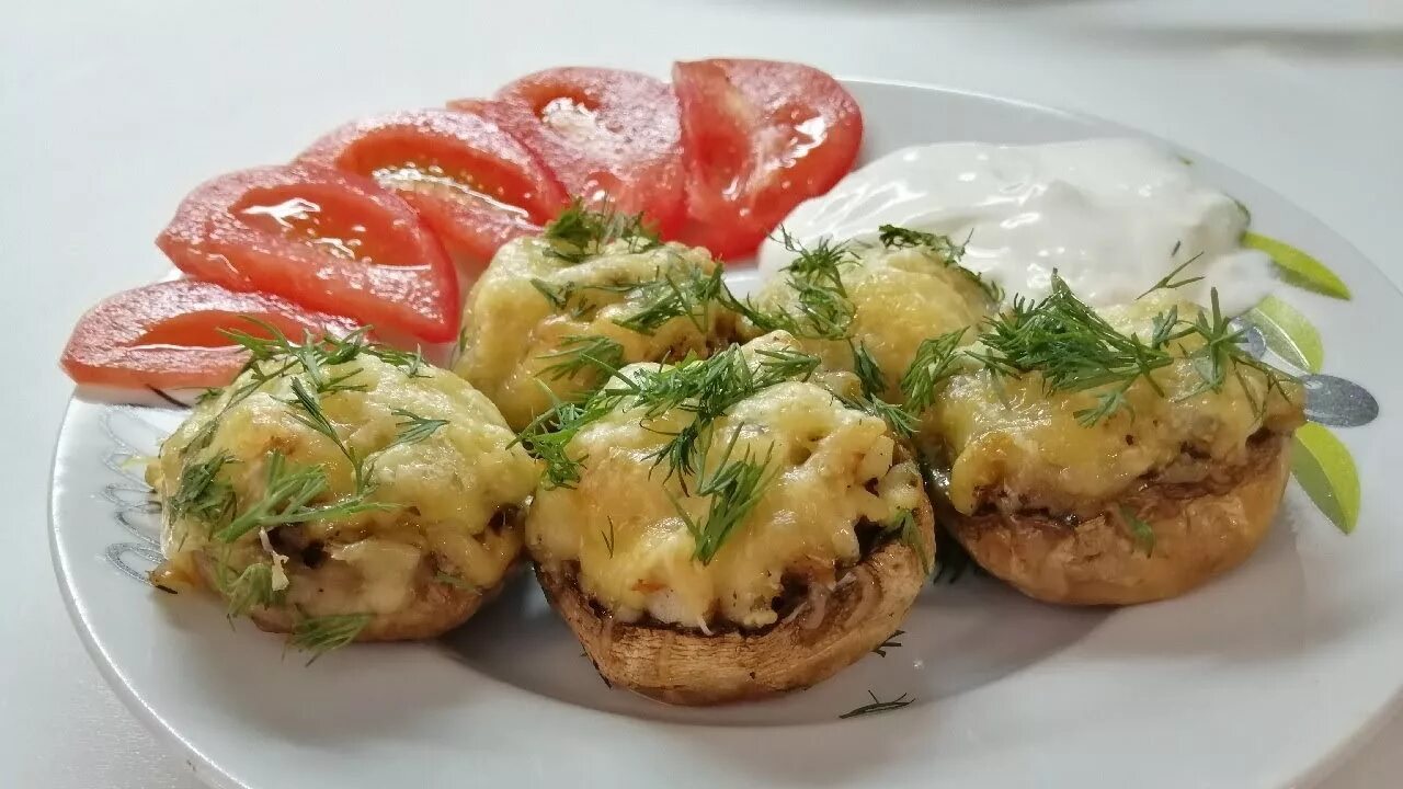 Рецепт шампиньоны фаршированные курицей и сыром. Фаршированные грибы шампиньоны. Фаршированные шампиньоны в духовке с сыром и курицей. Шампиньоны фаршированные шампиньонами. Фаршированные грибы шампиньоны в духовке.