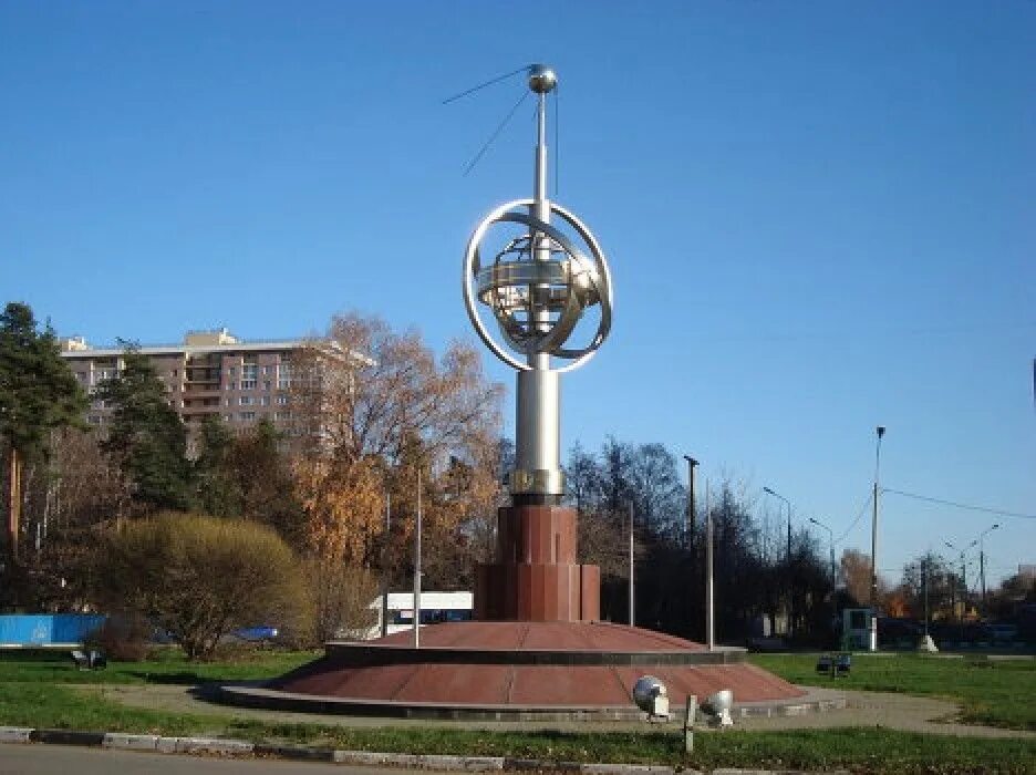 Памятник первому полету в космос. Монумент первому спутнику Королев. Город Королев памятник спутнику.