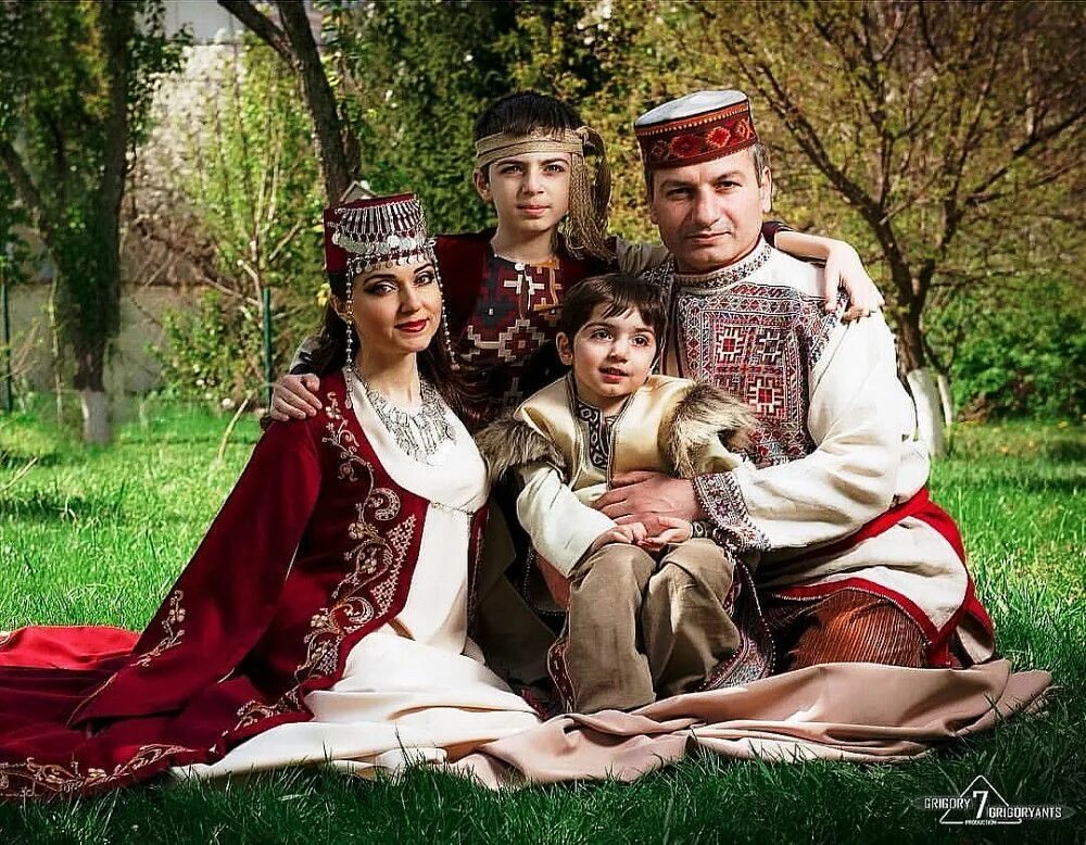 Татары семья и группа. Армянская семья. Традиционная армянская семья. Армянский национальный костюм. Армянская семья в национальных костюмах.