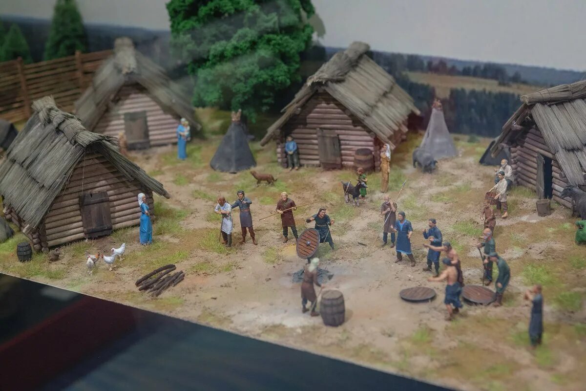 Макет поселения славян. Макет дома славян. Дом славян. Древний дом. Поделка деревенский домик.