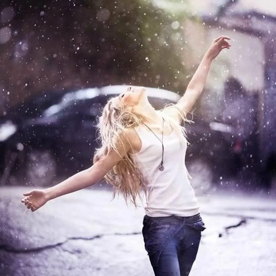 Девушка пошла танцует. Женщина бежит. Танцующие девушки гиф. Танцующая девушка на природе. Босиком в дождь.