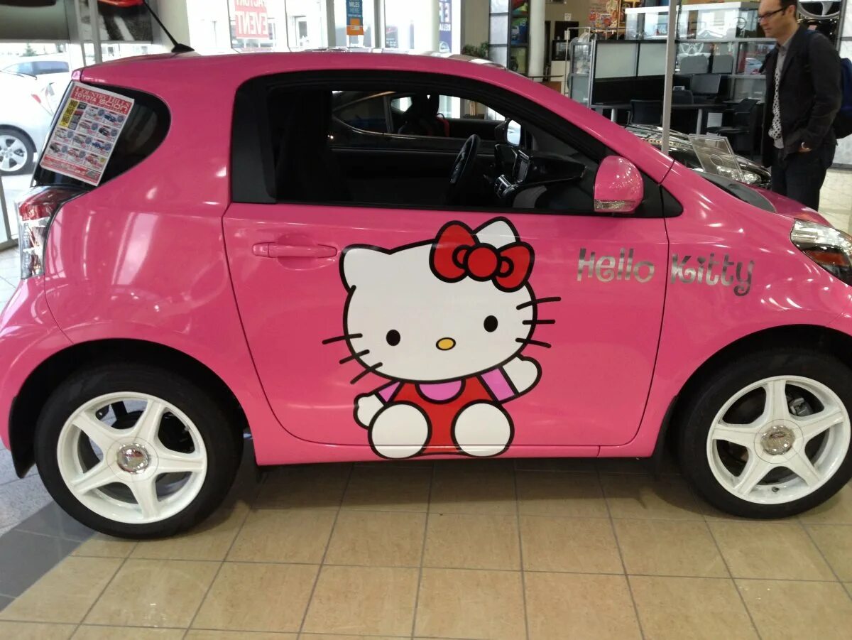 Машина хеллоу. Машина Хелло Китти. Розовая машина с Хеллоу Китти. Матиз Хеллоу Китти. Машина Хелло Китти розовая.