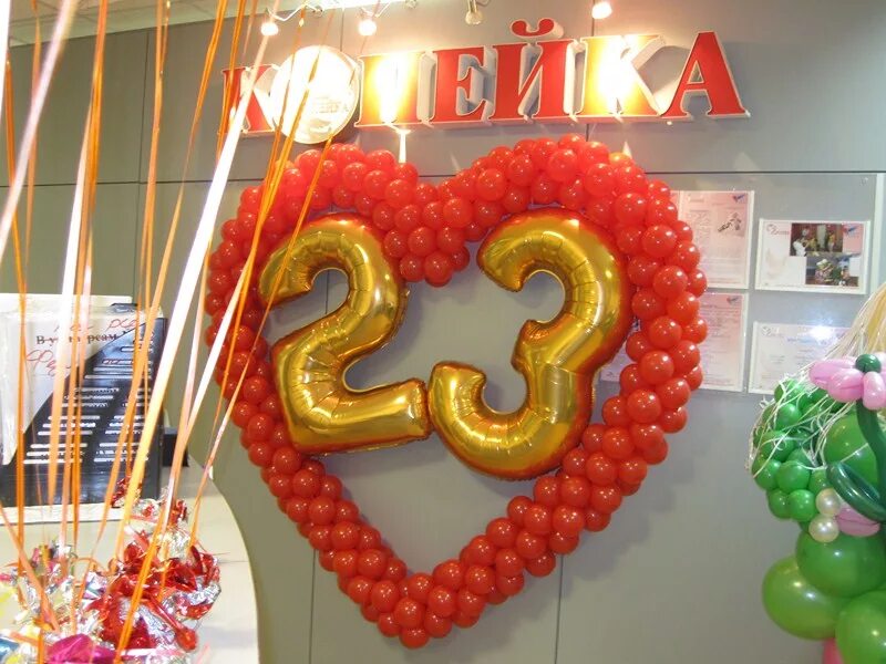 Украшение шарами. Украшение шарами. Украшение зала к 23 февраля в детском саду. Декор на 23. Украшение шарами на 23 февраля в офисе.