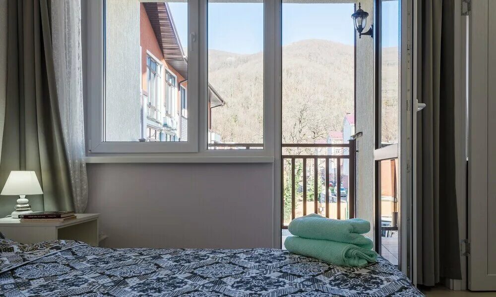 Сеть магазинов хостэ. Эстонская 29. Отель саквояж эсто садок. Красная поляна улица эстонская 31 саквояж. Гостиница альконт красная поляна фото.