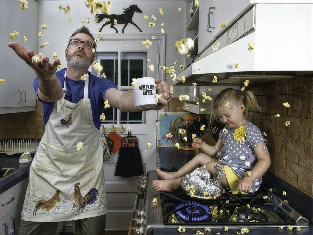 папа в декрете. папаша дома. мама заботится о ребенке. дэйв энгледоу лучший отец. папа и дочь дейв энглдау.