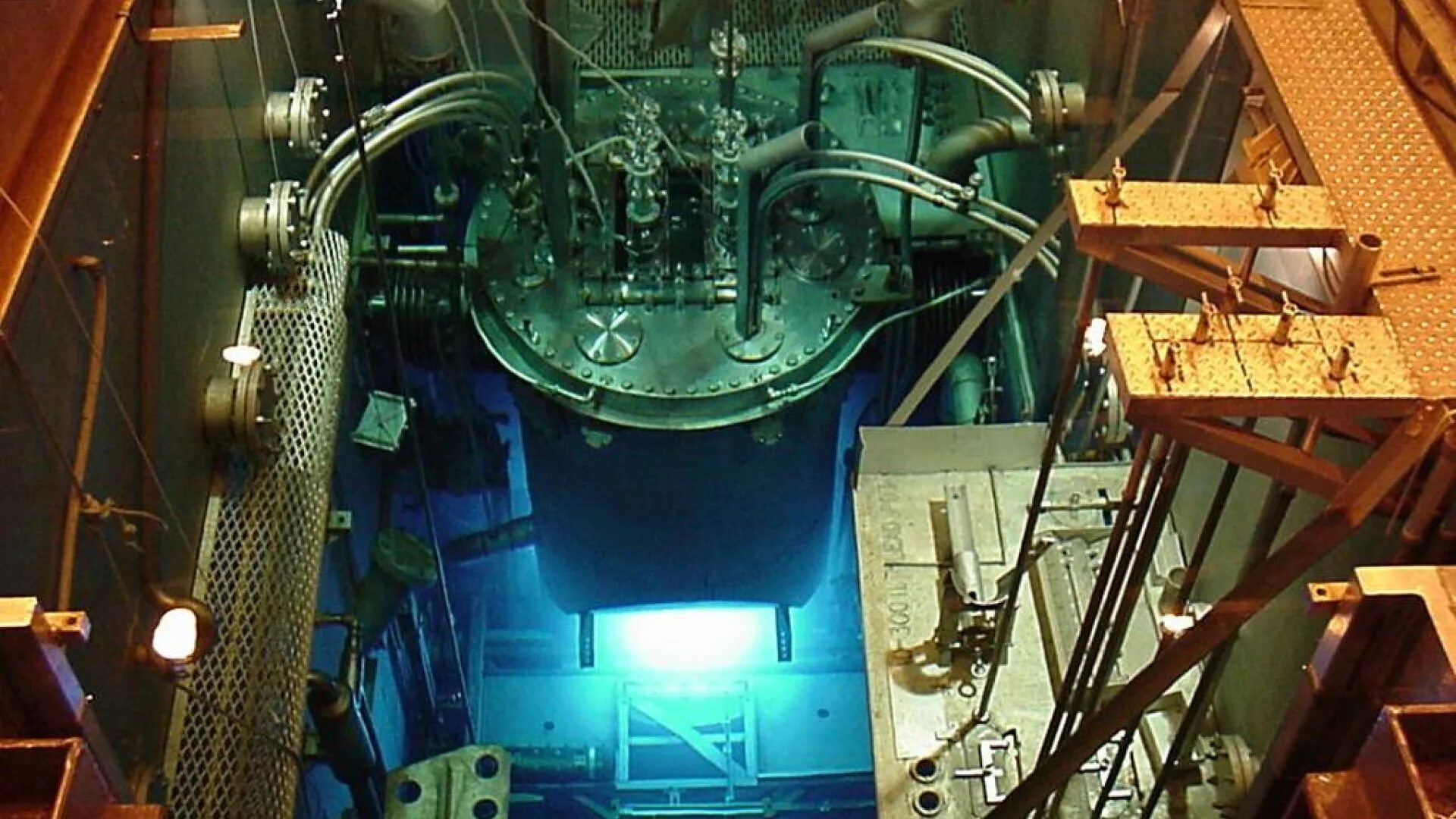 Запуск ядерного реактора. Свечение Вавилова Черенкова РБМК. Свечение Черенкова РБМК-1000. МИФИ ядерный реактор. ВК-50 реактор.