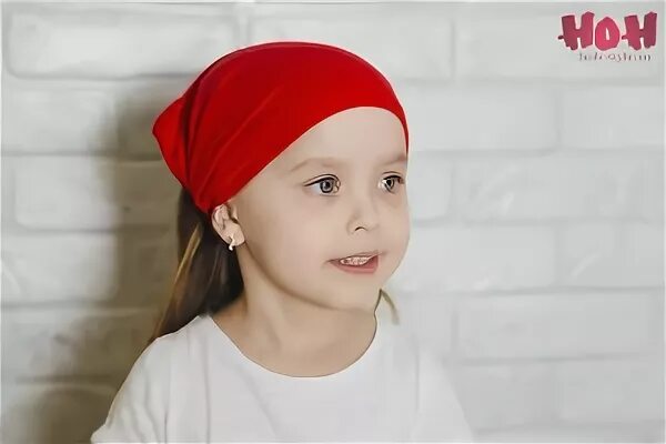 Девочка в красной косынке. Красная косынка с пайетками. Красная косынка детская. Косынка детская красная. Косынка детская.