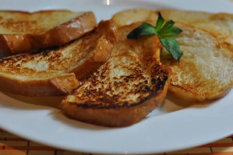 Гренки с яйцом рецепт с фото. Гренки из батона на сковороде. жареный хлеб гренки. жареный хлеб на сковороде. гренки из батона с яйцом.
