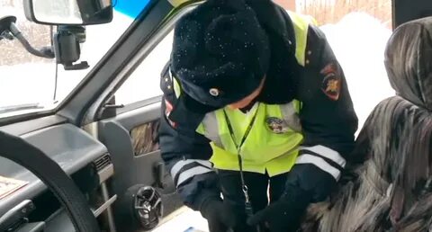 Дпс обыскивает пассажиров