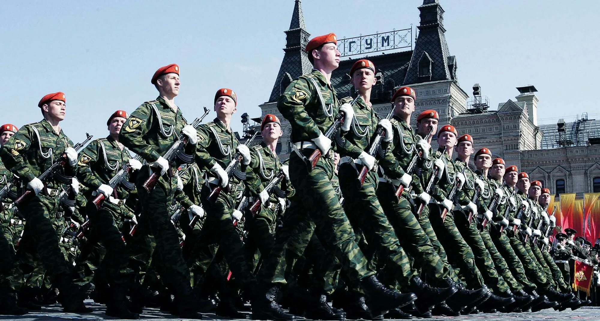 Ведет россия войска. Современная армия. Солдаты на параде. Войска на параде. Русские солдаты на параде.
