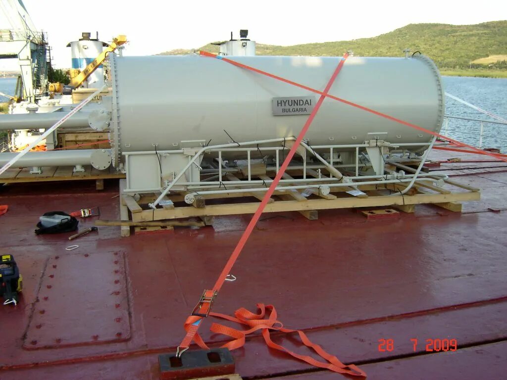 крепление на судне. крепление на судне. раскрепление контейнеров на судне. такелаж парусного фрегата. крепление на судне.