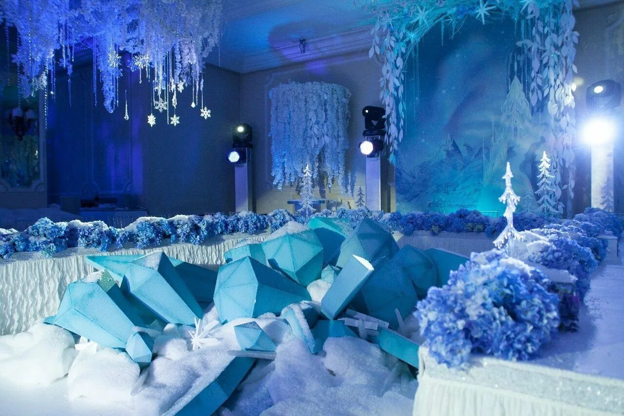 Оформления холодный. Ледяные декорации. Зимние декорации. Декор в стиле снежной королевы. Декорации в стиле снежной королевы.