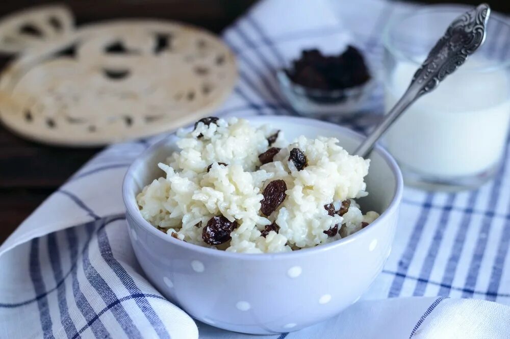 На поминки рис с изюмом как называется. Кутья поминальная. Кутья рисовая с изюмом. Кутья с рисом и изюмом. Кутья поминальная рис.