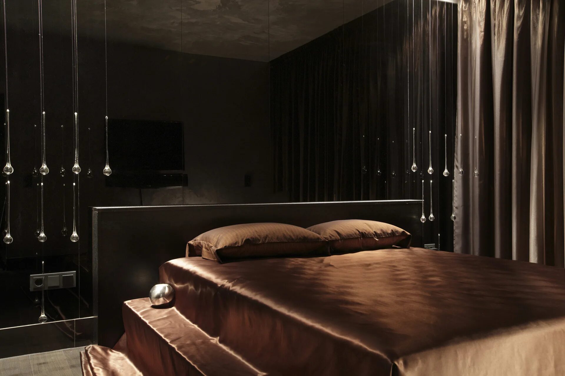 Темная красивая комната. Спальня в стиле тотал Блэк. Спальня в темных тонах. Спальня в коричневых тонах. Спальня в коричневом стиле.