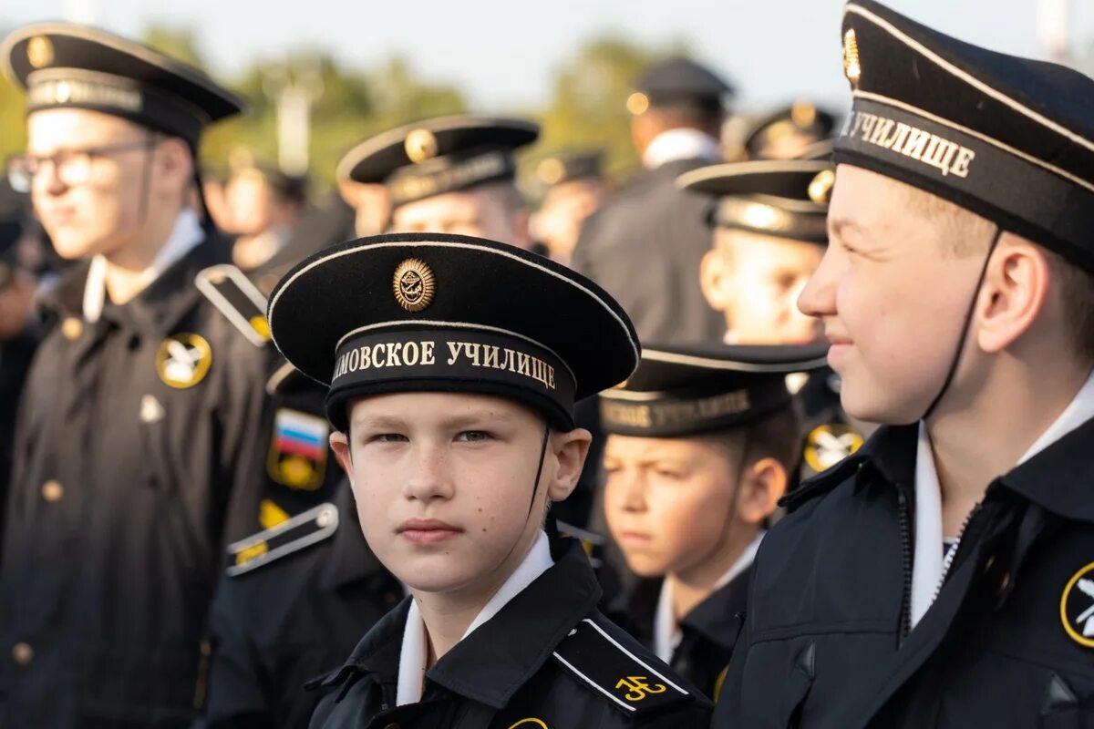 Нахимовское училище нахимовцы. Нахимовское военно-Морское училище кадеты. Нахимовское училище Мурманск парадная. Нахимовское военно-Морское училище Новороссийск.