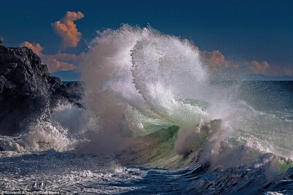 Волны Джеффрис Бэй. Волны и скалы. Океан волны. Море шторм.