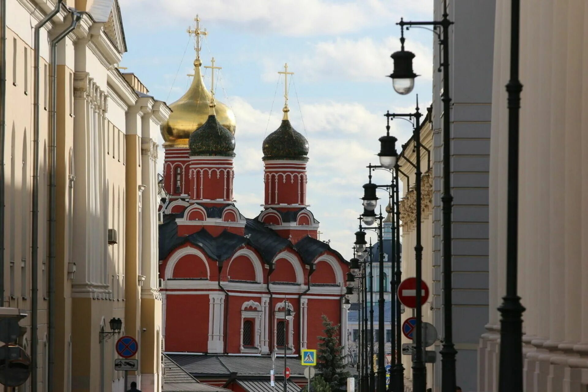 Церковь на Варварке в Москве. Варварка Зарядье Церковь. Церковь Варвары в Зарядье. Храм Варвары великомученицы на Варварке.