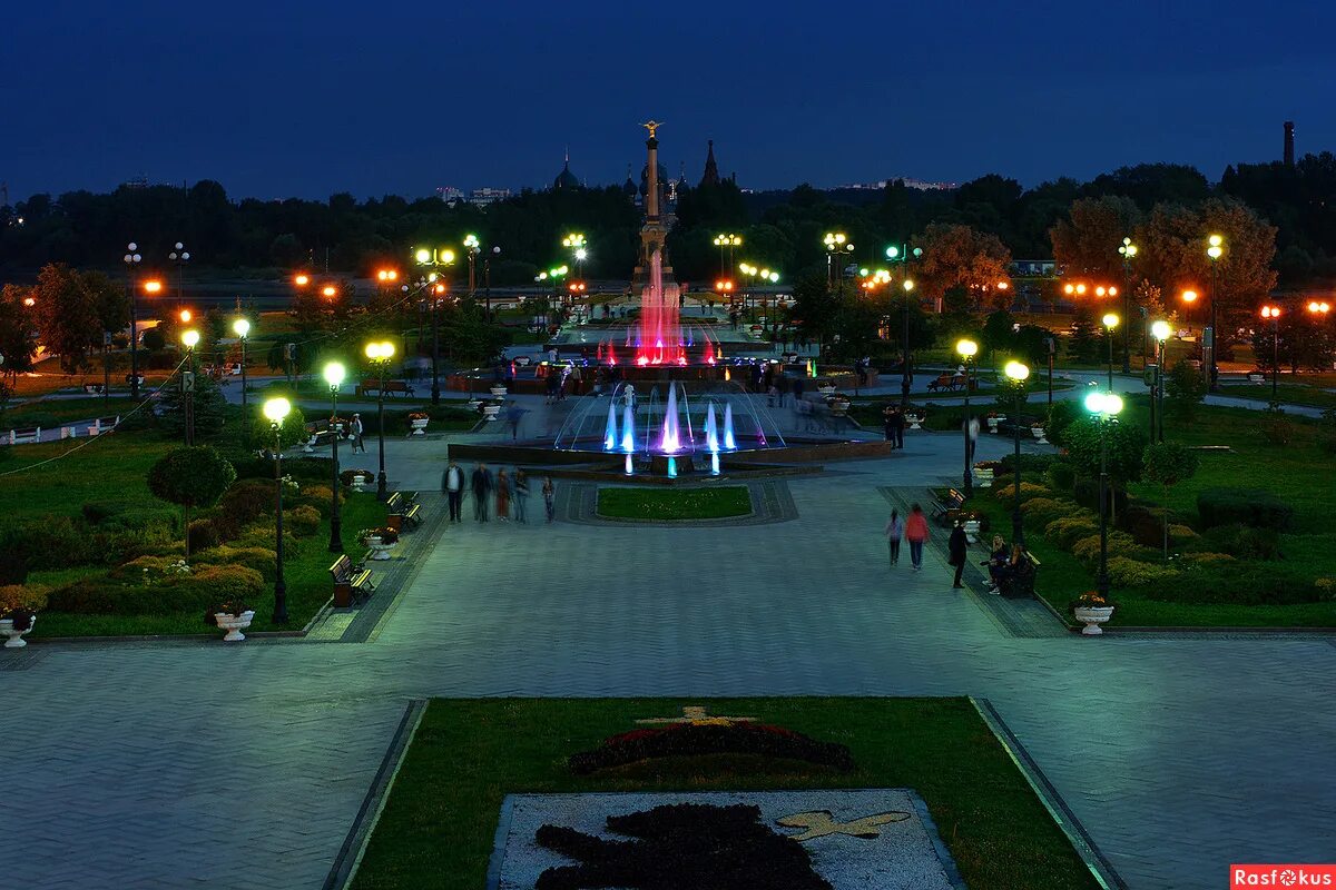 ярославль куда сходить вечером. терешковой. ярославль стрелка ночью. памятники ярославля ночная подсветка. ярославль стрелка фонтаны.