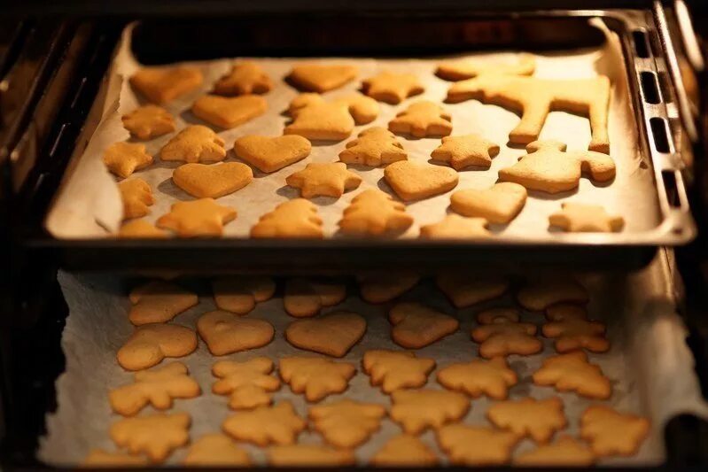 электропечь для пряников. печенье из духовки. выпекание пряников. имбирный человечек. выпечка в духовке.