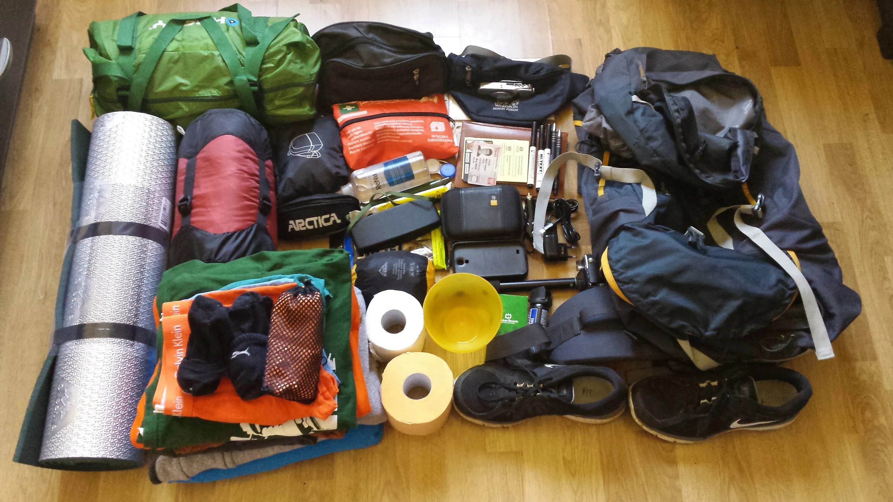 Вещи для летнего похода. Снаряжение для похода. Туристическое снаряжение. Снаряжение для похода. Нужные вещи в походе.