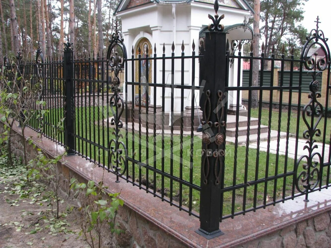 Кованый забор. Красивые кованые заборы. Кованые заборы для частного дома. Красивый металлический забор.