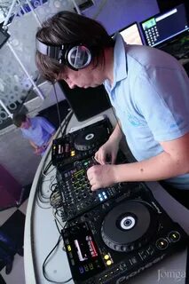 Dj den