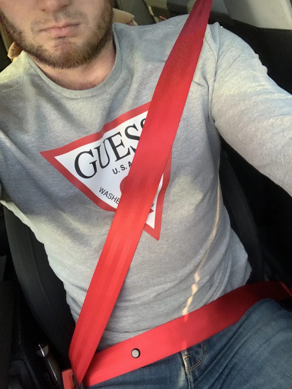 Красный ремень безопасности. Красные ремни безопасности. Авто с красными ремнями безопасности. Красные ремни Приора.