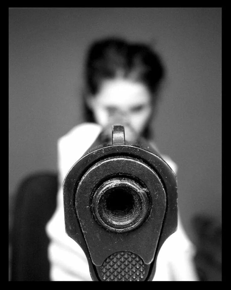 Девушка со стволом. Дуло ружья. Дуло пистолета. Девушка с пистолетом.
