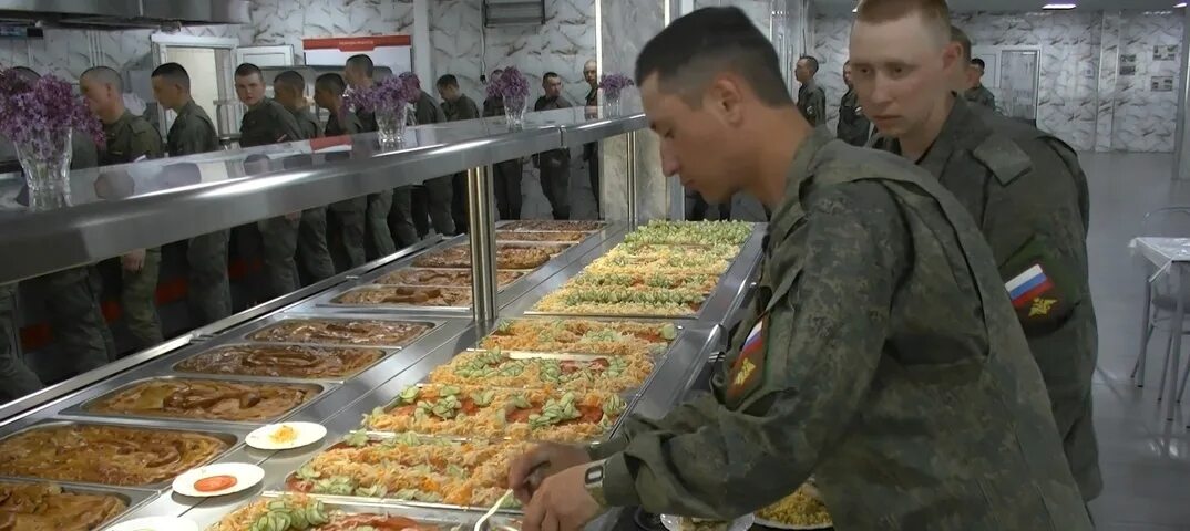 Армейская столовая. Солдатской столовой. Столовая в армии. Шведский стол в армии. Армейское меню