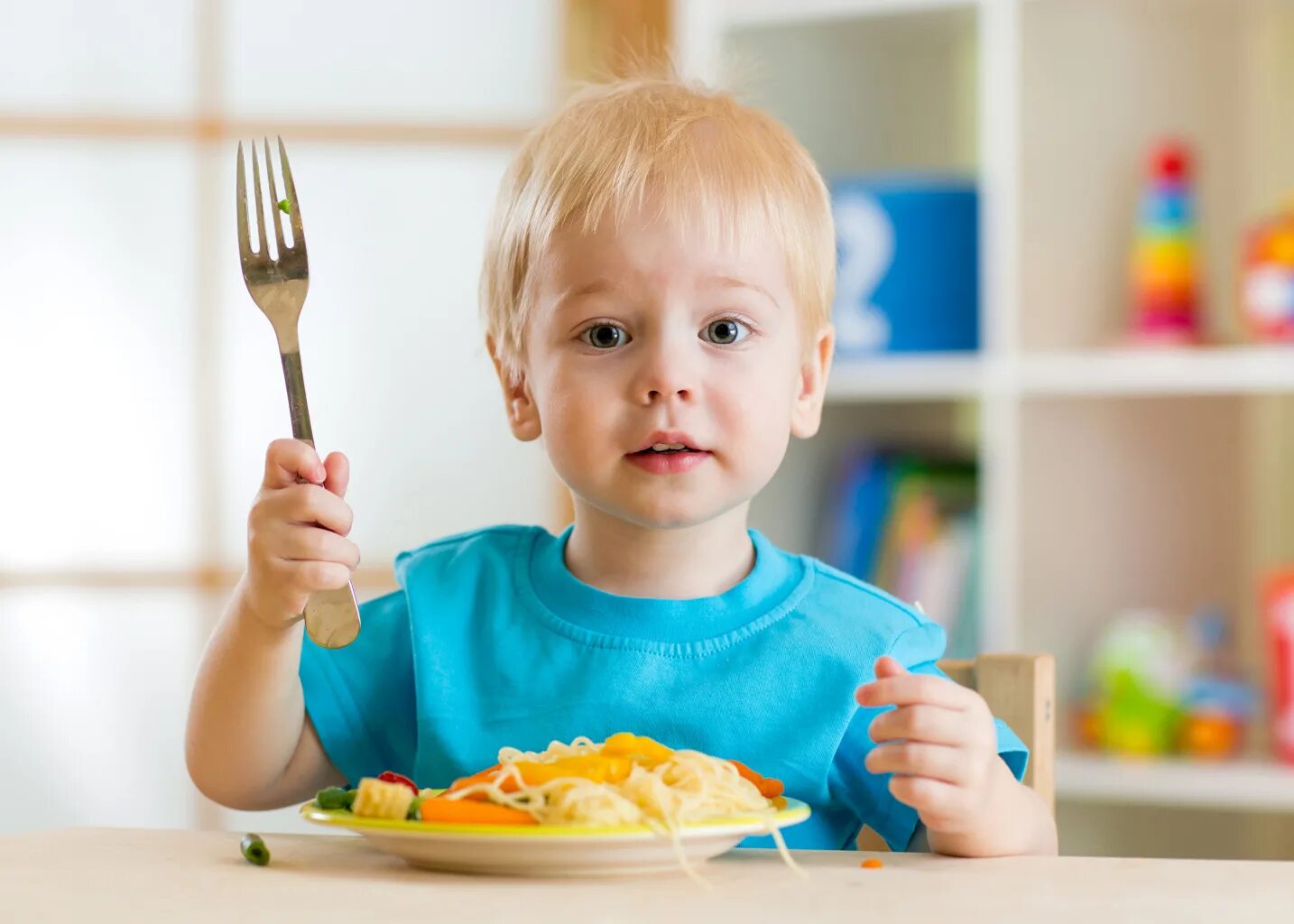 Польза детского. Питание детей. Ребенок ест. Ребенок завтракает. Еда для детей.