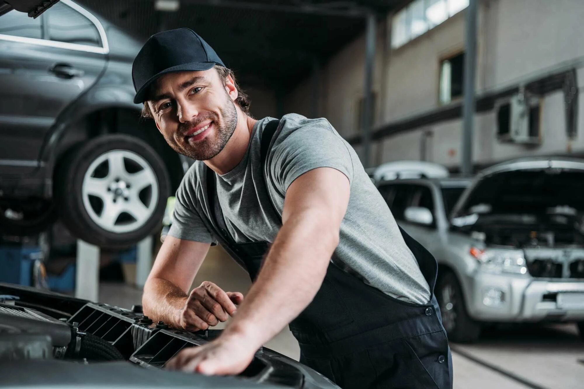 Sweety fox auto mechanic. Автомеханик. Мужчина автомеханик. Парень механик машины. Автомеханик с бородой.