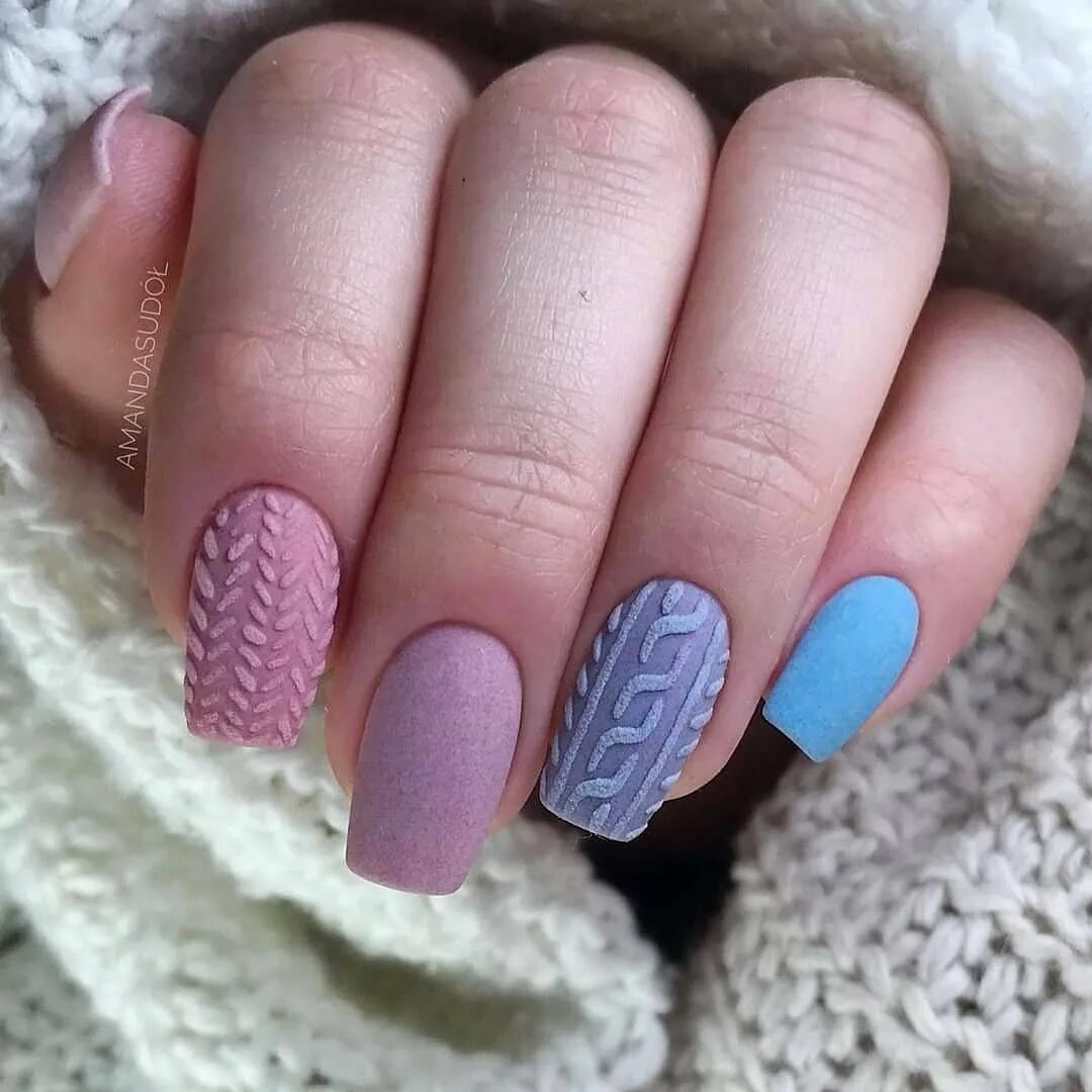 маникюр выпуклый узор. вязаный маникюр 2022. маникюр свитер. свитер на ногтях. вязаный маникюр гель лаком.