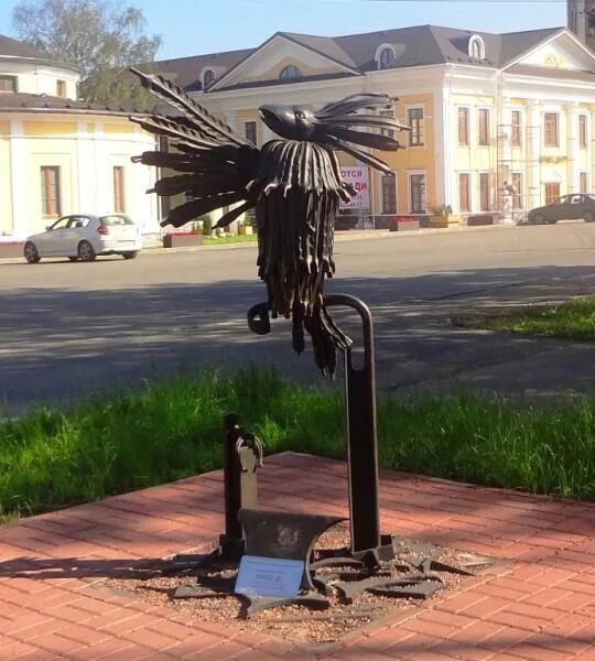 Птица говорун вологда улица сергея орлова фото Вологда... "Птица-говорун" милая, забавная скульптура птицы, которая отличаетс