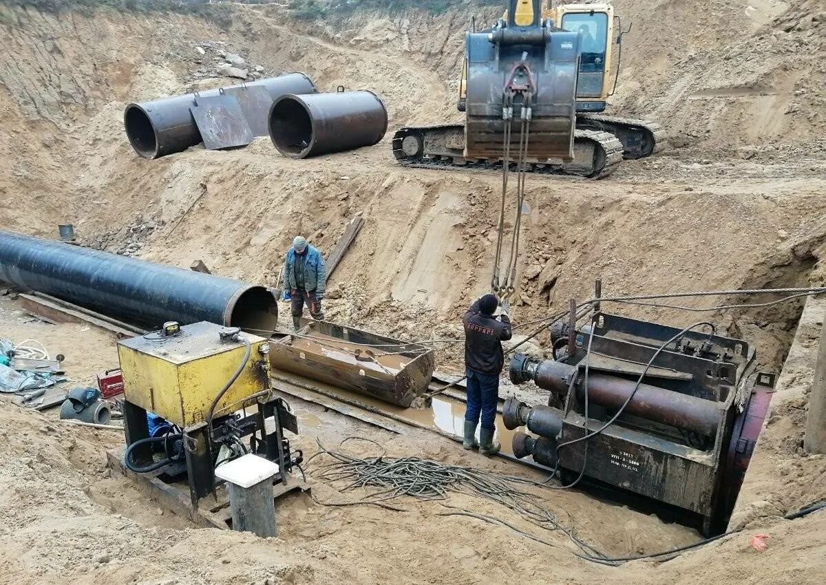 Гнб 1200 мм. Гшб котлован. Горизонтально шнековое бурение. Горизонтально шнековое бурение. Горизонтально шнековое бурение.