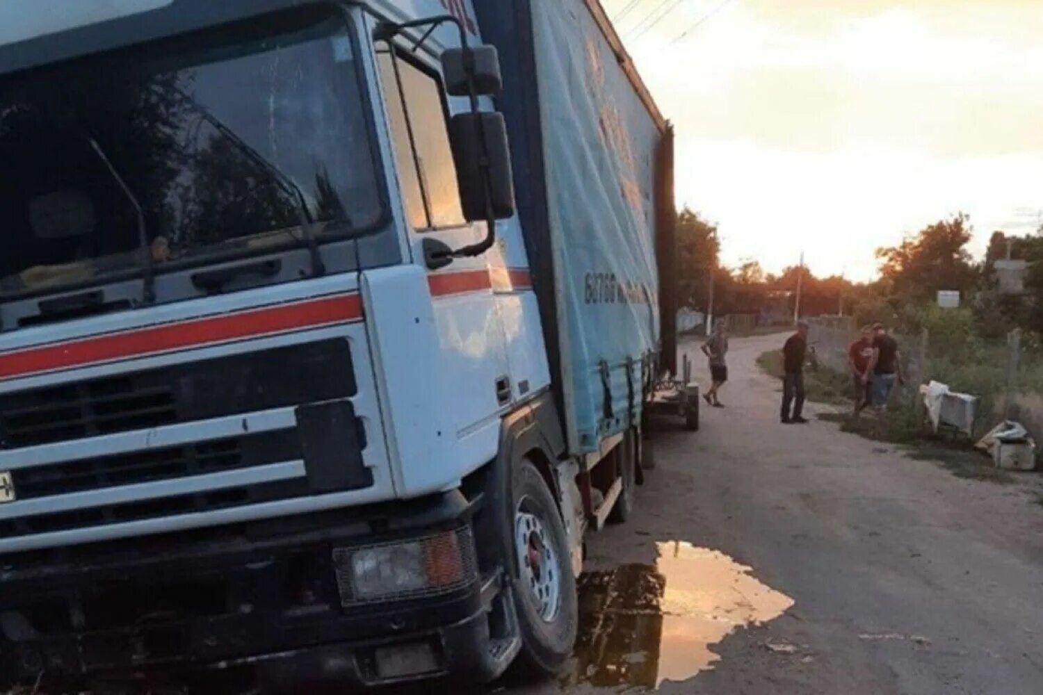 Угнали грузовик. Угон грузовика. В Украине украли фуры. Парень и девушка угоняют фуру.