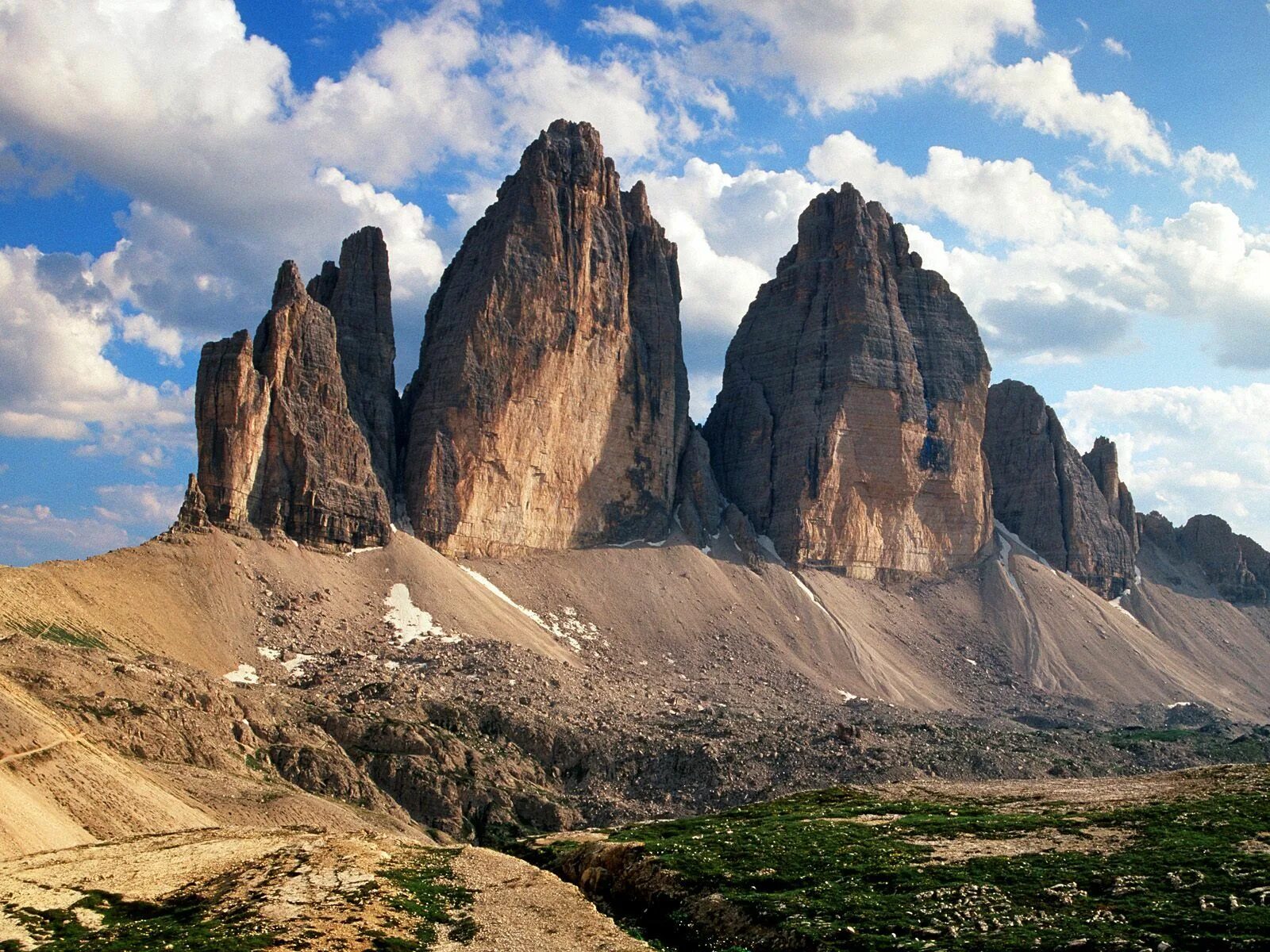 Скалы тре-чиме-ди-Лаваредо. Тре чиме ди Лаваредо, Италия. Tre cime di Lavaredo, Доломитовые Альпы. Три пика Лаваредо. Mountain three