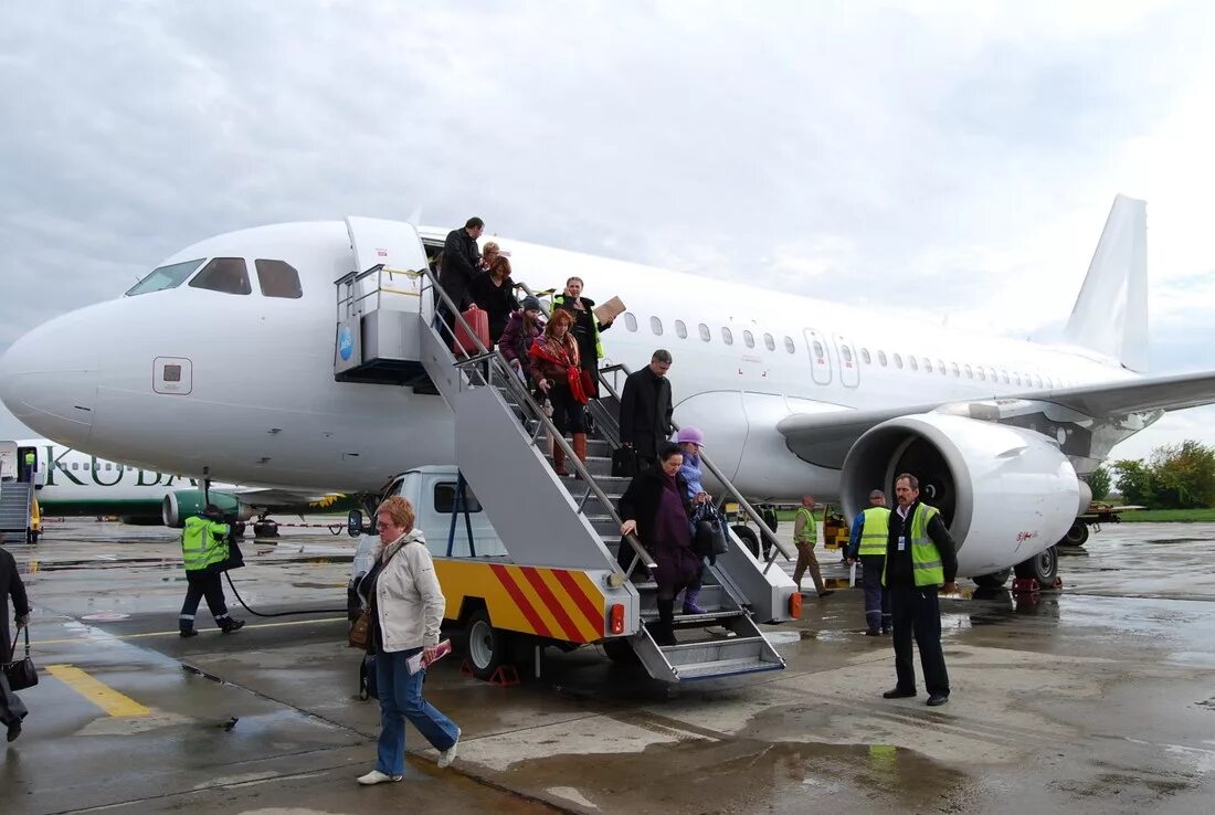 Пассажирские перевозки самолет. Самолет и аэропорт. Самолет и аэропорт. Авиаперевозки грузов. Воздушные перевозки пассажиров.