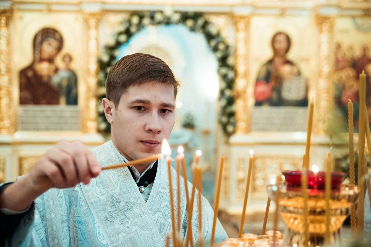 Дело православных. Подростки в церкви. Православный юноша. Православные молодые в храме. Молодежь в церкви.