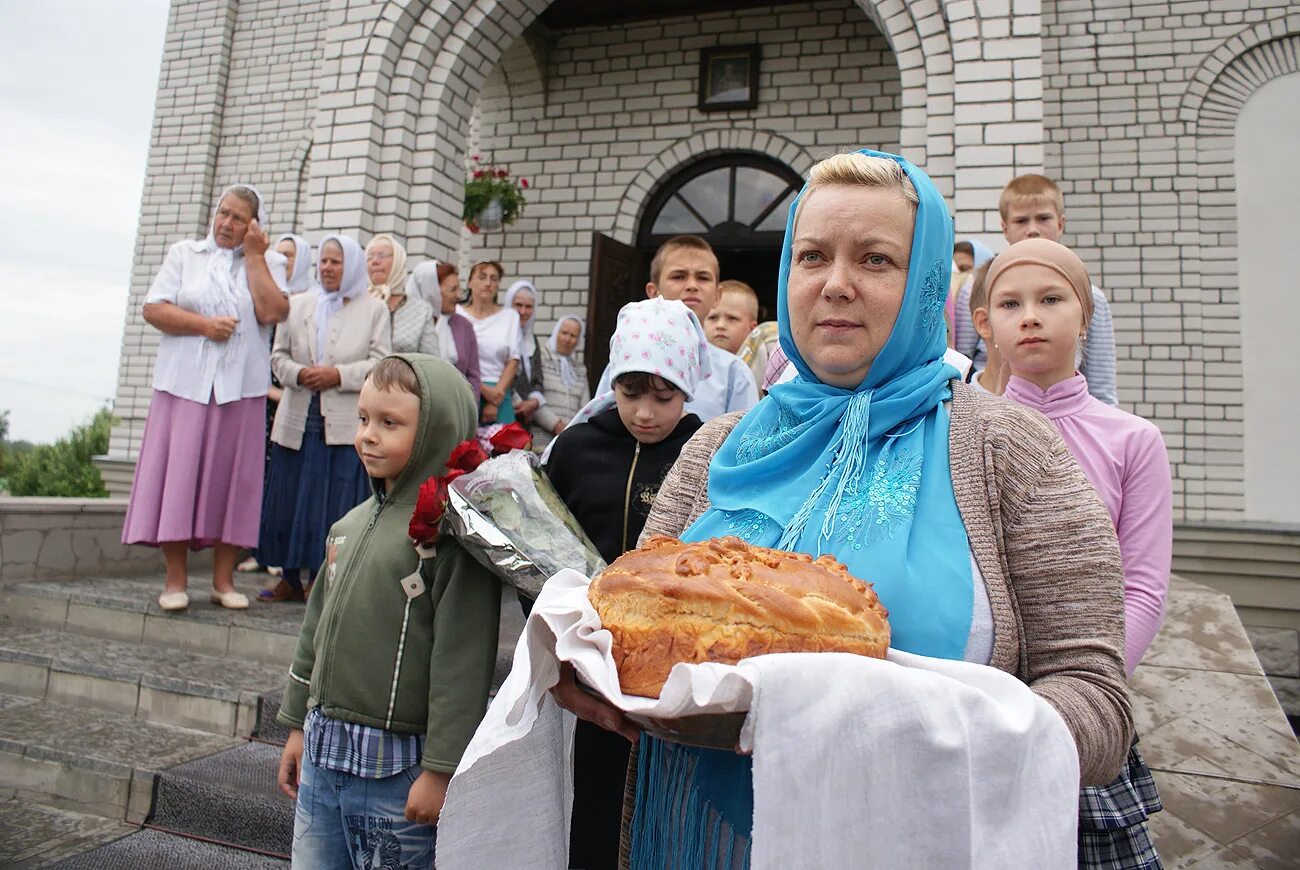 Свято-Никольский храм п. Хотынец. Церковь в Хотынце Орловской области. Пасха 2023в Никольскам храме. Хотынец люди. Погода на неделю хотынец орловской