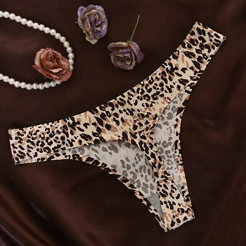Леопардовые трусики женские. Леопардовые трусы. Стринги леопард. Леопардовые стринги. Женские трусики с- string леопард.