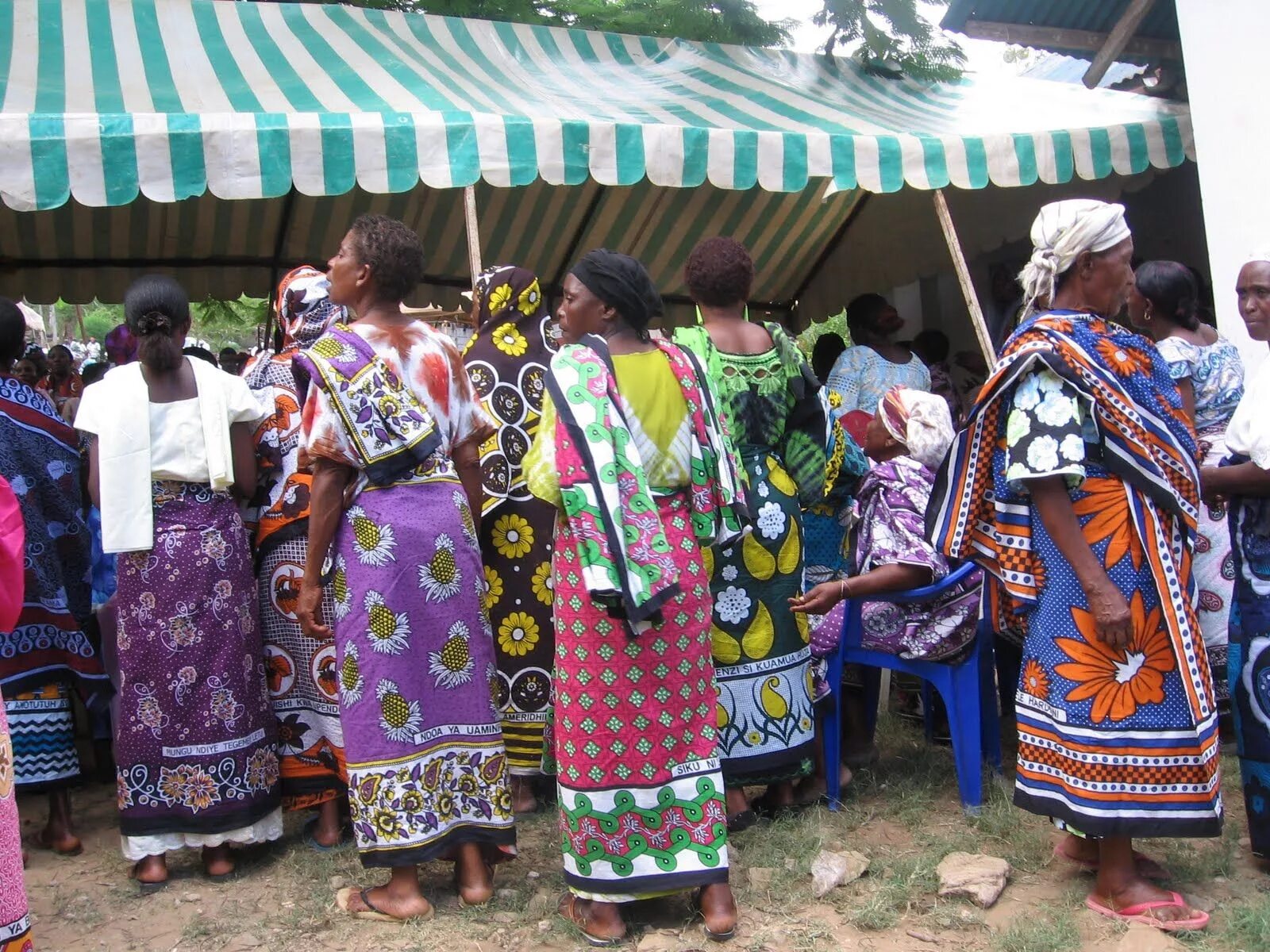 Кангас. Канга ткань Африканская. Танзания одежда. Канга одежда Танзании. Канга у африканцев.